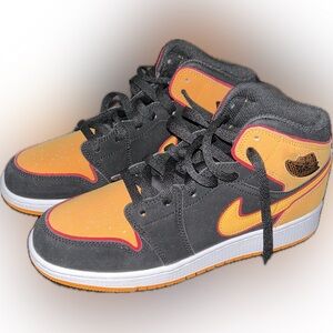Air Jordan 1 Mid VIVID ORANGE